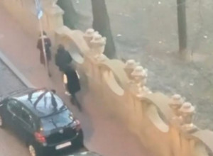 Lopovi SNIMLJENI dok PRATE devojke u Beogradu: Ubrzavaju korak, a onda je RUKA kradljivca krenula ka RANCU