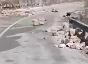 UZMENIRUJUĆE SCENE NA PUTU MOJKOVAC-PLJEVLJA: Kamenice veličine košarkaške lopte padale po putu (VIDEO)