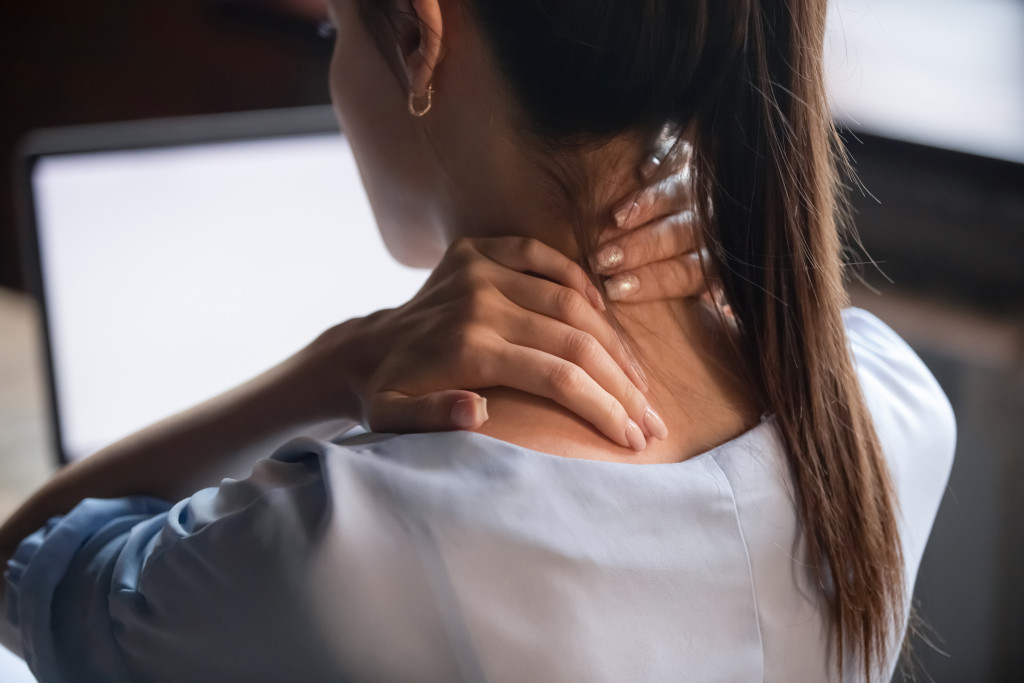 Rešite se bolova u VRATU brzo i lako: DOKTOR savetuje kako da za čas budete KAO NOVI