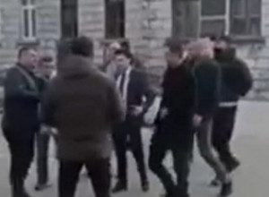 ABAZOVIĆ PRIŠAO UČESNICIMA PROTESTA KOJI SU SKANDIRALI "UZEO SI PARE DRITANE"! Valjda je želeo da ispadne "baja" pre nego što se ovako obrukao...