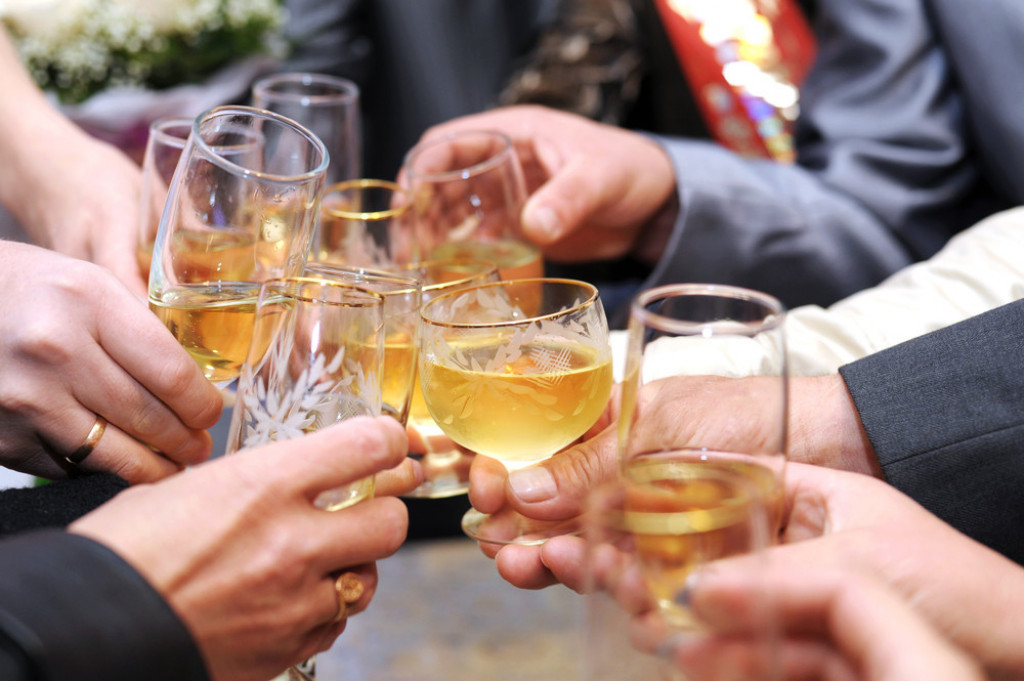 Ovo piće Srbi masovno piju u kafićima: Naučnici tvrde da oštećuje mozak i  ne, nije reč o alkoholu