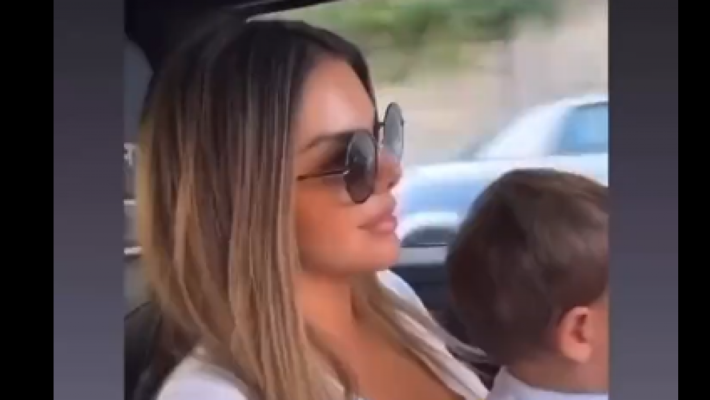 Je li ona neko bitan, pa niko ne reaguje? Influenserka koju prati 60.000 ljudi dala BEBI VOLAN U RUKE na sred autoputa - pratioci se raspravljaju da li je to za ZATVOR?