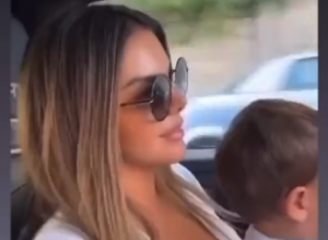 Je li ona neko bitan, pa niko ne reaguje? Influenserka koju prati 60.000 ljudi dala BEBI VOLAN U RUKE na sred autoputa - pratioci se raspravljaju da li je to za ZATVOR?