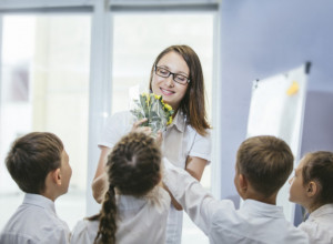 Pitali smo MAME u Srbiji koji je poklon "DOVOLJNO PRISTOJAN" za UČITELJICU za OSMI MART? Da li je to ruža, vaučer, letovanje ili GARSONJERA?