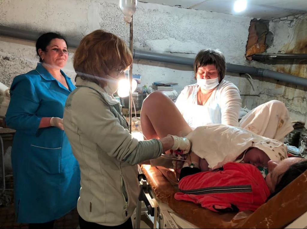 RANJENICI U ČEKAONICI I PLAČ BEBE U PODRUMU Devojka (23) se porodila u UŽASNIM uslovima u kijevskoj bolnici tokom napada na ukrajinsku prestonicu! (FOTO)