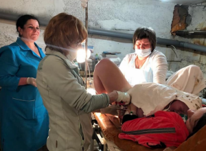RANJENICI U ČEKAONICI I PLAČ BEBE U PODRUMU Devojka (23) se porodila u UŽASNIM uslovima u kijevskoj bolnici tokom napada na ukrajinsku prestonicu! (FOTO)