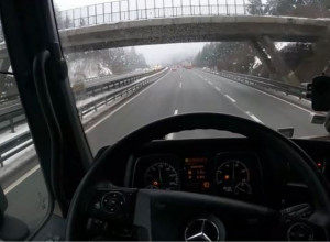 JEZIVA SAOBRAĆAJKA U BOSNI! Automobil PODLETEO POD AUTOBUS FUDBALERA VELEŽA! Među povređenima i DETE! (FOTO)
