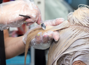 Sa OVIM trikom ćete izgledati 10 godina MLAĐE: Stručnjak za FARBANJE kose otkriva kako da odaberete PRAVU BOJU