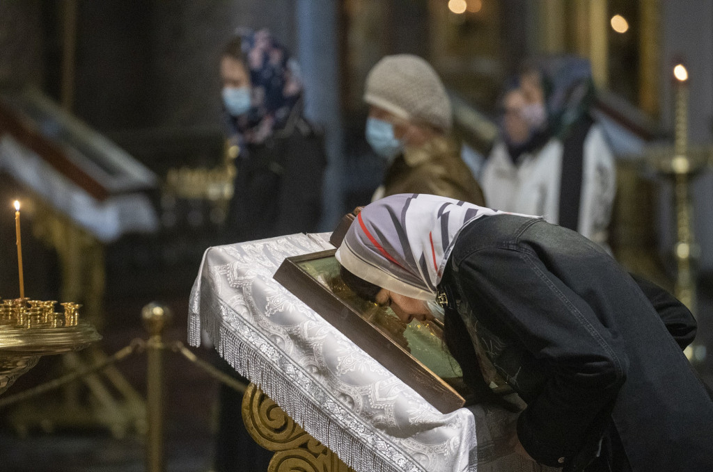 Da li se KRSTITE kada prolazite pored crkve? Sveštenik objašnjava da li je u pitanju PRIMITIVIZAM ili hrišćanski čin