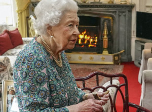 Kraljica Elizabeta se vratila DUŽNOSTIMA: Održan je prvi SASTANAK, ali zabava sa DIPLOMATAMA će se ipak ODLOŽITI iz jednog razloga!