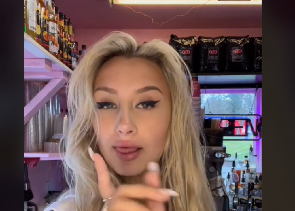 "Bar me PLAĆAJU jer izgledam ovako dobro": Žena koja  radi "KAO KONOBARICA U DONJEM VEŠU" otkriva šta muškarci TRAŽE od nje!
