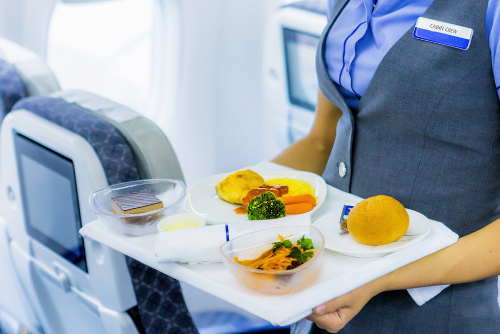 Koliko često LETITE? Možda niste znali, ali OVIH PET STVARI stjuardese primete o vama kada se ukrcate u avion!