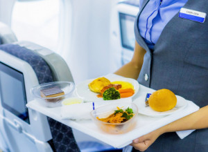 Koliko često LETITE? Možda niste znali, ali OVIH PET STVARI stjuardese primete o vama kada se ukrcate u avion!