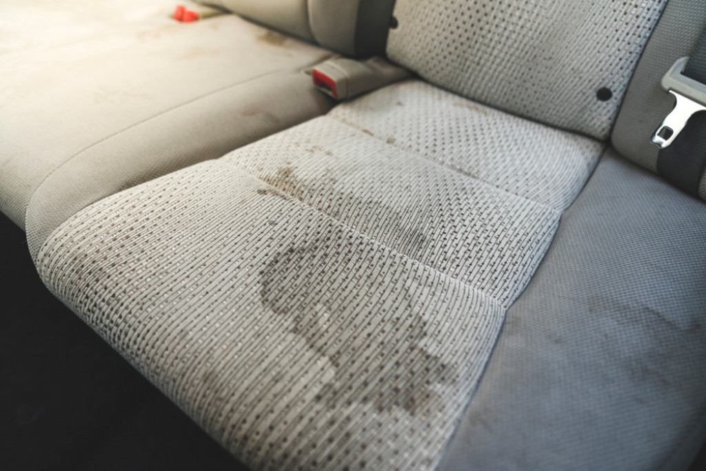 Mislili smo da ne mogu da se OČISTE: Ova žena je sve oduševila TRIKOM za pranje AUTOMOBILSKIH SEDIŠTA!