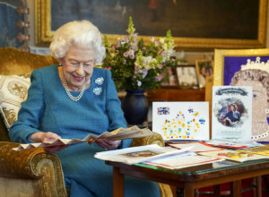 Torbica je bila GLAVNA za prekidanje razgovora: Evo kako je Elizabeta II komunicirala sa osobljem tajnim signalima