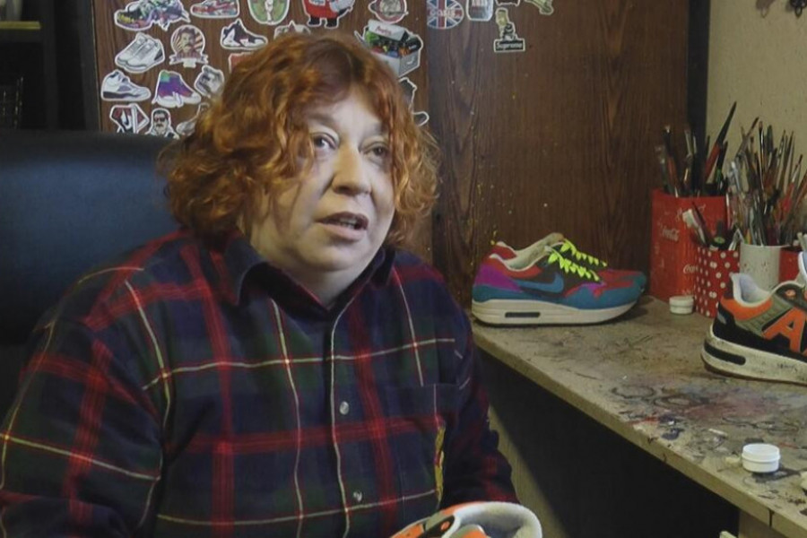 JOVANA IZ ČAČKA IMA NEOBIČAN HOBI Kupila je patike za 200 dinara, a onda ih REDIZAJNIRALA sa četkicom i bojama, sada su pravi unikat! (FOTO)