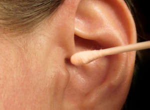 Očisili ste UŠI i primetili OVU BOJU voska na štapiću? Odmah se javite LEKARU da biste sprečili OPASNE posledice