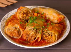 Napravite PRAVU srpsku sarmu: Zbog SOČNOG nadeva ovaj recept svima PROVERENO uspeva