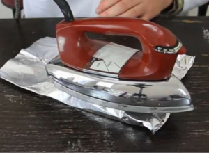 Trik sa ALUMINIJUMSKOM FOLIJOM koji je ODUŠEVIO domaćice: Kada zagrejanu peglu stavite preko nje, dobićete improvizovani TOSTER (VIDEO)