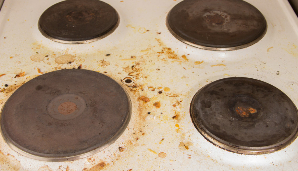 Očistite ŠPORET bez agresivnih deterdženata koji PRŽE pluća i kožu: Za to su vam potrebne TRI prirodne namirnice koje imate u ŠPAJZU