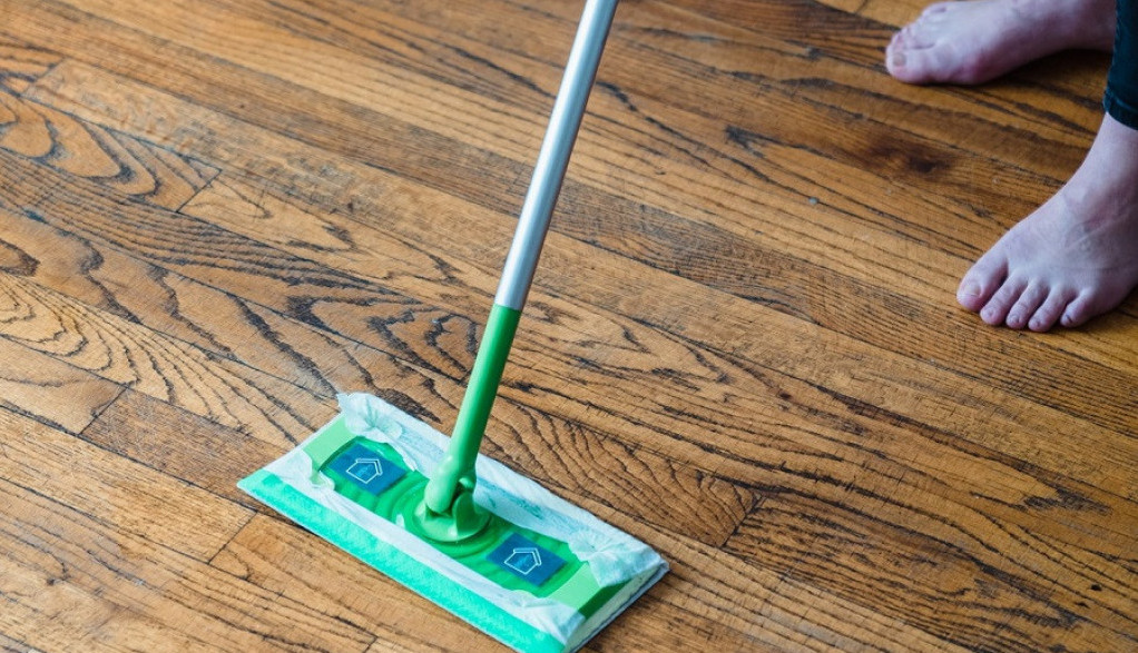 Svekrva mi je pokazala kako da očistim parket, a da ga ne uništim: Kuća blista i prelepo miriše, sve zbog ove smese