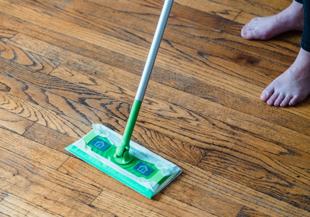 Svekrva mi je pokazala kako da očistim parket, a da ga ne uništim: Kuća blista i prelepo miriše, sve zbog ove smese