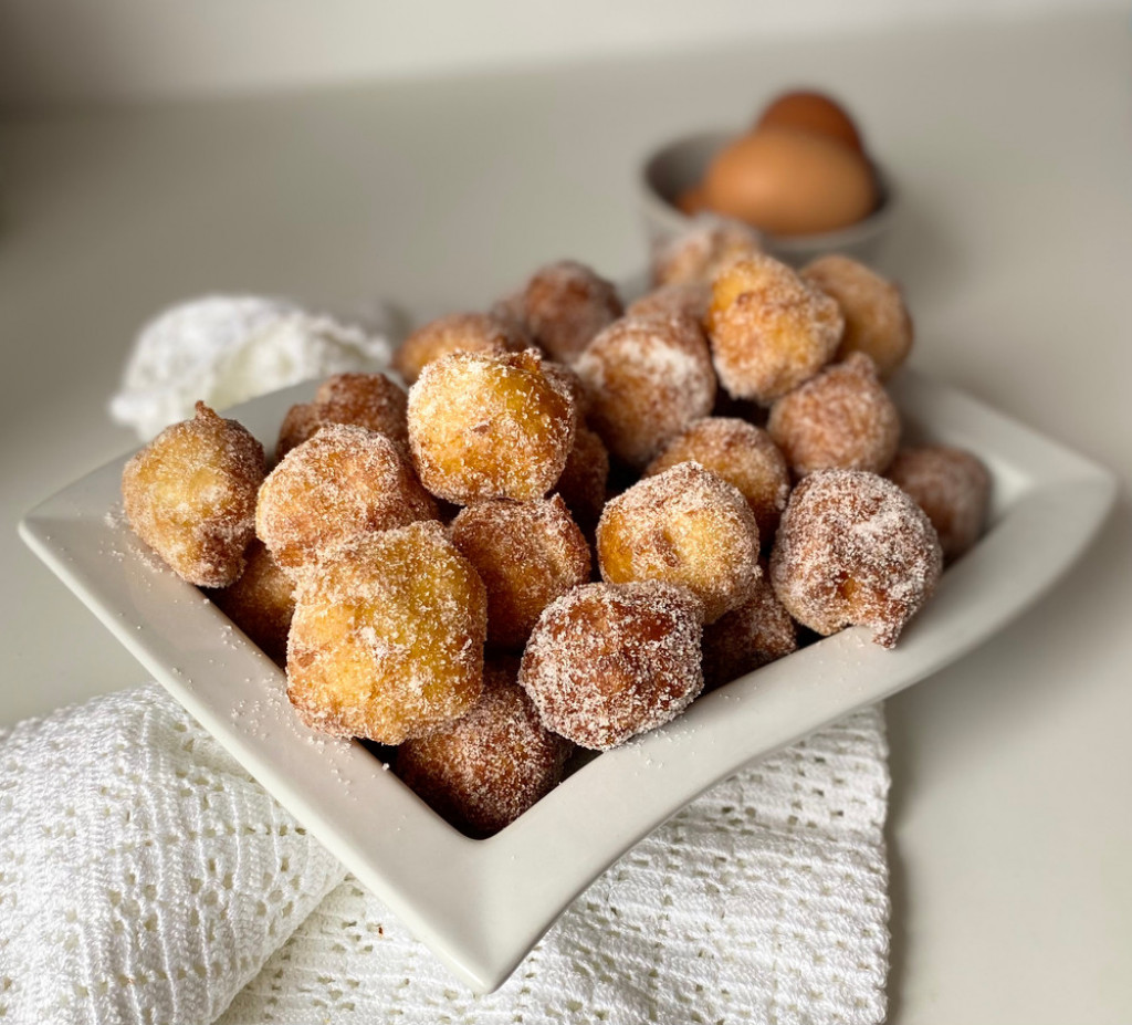 Bakin recept za FRITULE raspametio je sve: BRZO i JEDNOSTAVNO napravite desert vašeg DETINJSTVA