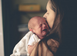 Nedostatak sna i POSTPOROĐAJNA depresija: Ovo su mali TRIKOVI uz koje možete da ostanete PRIBRANI nakon porođaja