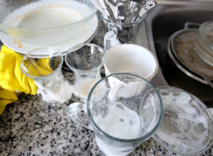 Trik zbog kojeg ČAŠE SIJAJU: Ubacite OVO u mašinu za sudove i cakleće se