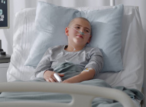 Napunila je 17 godina i umire od raka: Ima samo jednu poslednju želju - da je poljubi ovaj čuveni pevač