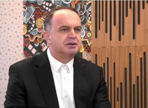PRIVEDEN NIK ĐELJOŠAJ: CG policija zbog zatamnjenih stakala poslala njegov auto na vanredni tehnički pregled