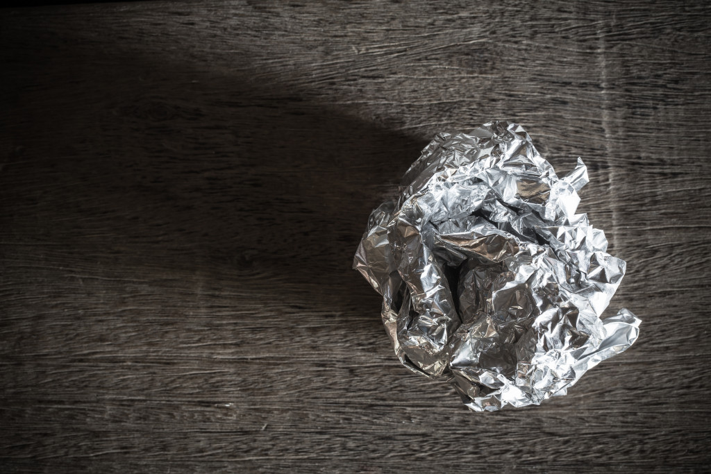 Istrljajte kosu aluminijumskom folijom, efekat će vas oduševiti!