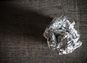 Istrljajte kosu aluminijumskom folijom, efekat će vas oduševiti!
