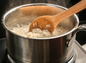 Ceo ŽIVOT pogrešno kuvate PIRINAČ: Samo ako ga OVAKO pripremite, biće kao iz RESTORANA