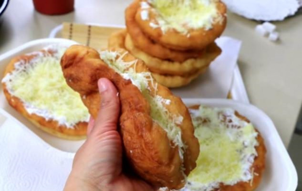 Originalni recept za čuveni LANGOŠ: Neodoljive mađarske lepinje koje su spolja hrskave, a iznutra sočne
