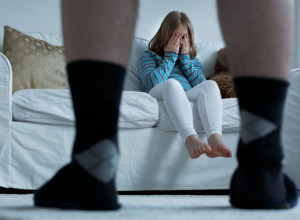 OBLJUBIO 3 DEVOJČICE PA OSUĐEN NA 15 GODINA ZATVORA: Manijak imao i se*s pred decom sa njihovom majkom