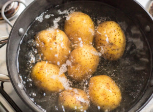 Žene u Srbiji poludele za ovim trikom: Evo šta dodaju u vodu kad kuvaju krompir, em se brže skuva, em se ne raspada