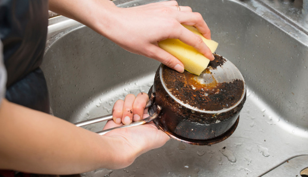 Trik koji ZLATA vredi: Jedan KOZMETIČKI preparat SAVRŠEN je za poliranje METALNIH površina