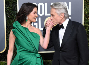 Prva supruga ga je OPLJAČKALA: Oženio se HOLIVUDSKOM lepoticom, koja može da mu bude ćerka, a živeli su sa bivšom pod istim KROVOM!