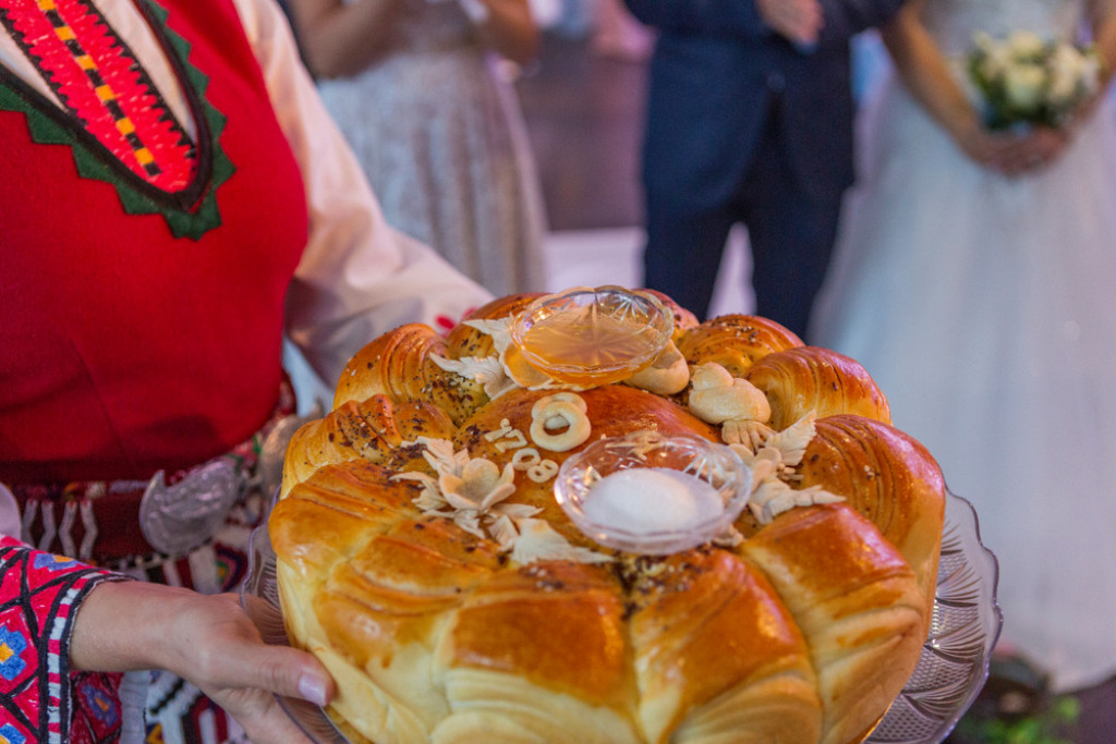 Zašto se gosti u SRBIJI dočekuju uz POGAČU i SO? Ova tradicija datira od DAVNINA, a evo šta to zapravo znači