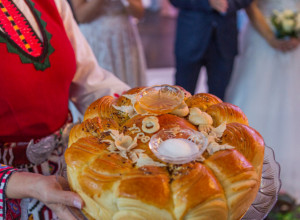 Zašto se gosti u SRBIJI dočekuju uz POGAČU i SO? Ova tradicija datira od DAVNINA, a evo šta to zapravo znači