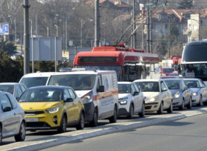 O emotivnoj sceni iz ZEMUNA priča cela SRBIJA: Čovek je zaustavio SAOBRAĆAJ i uradio nešto zbog čega ga sad zovu LJUDINA