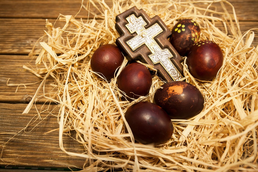 SRPSKI OBIČAJI ZA VASKRS Evo zašto je važno da na spavanje odete POSLE PONOĆI, a probudite se RANO UJUTRU i omrsite se ovom namirnicom!