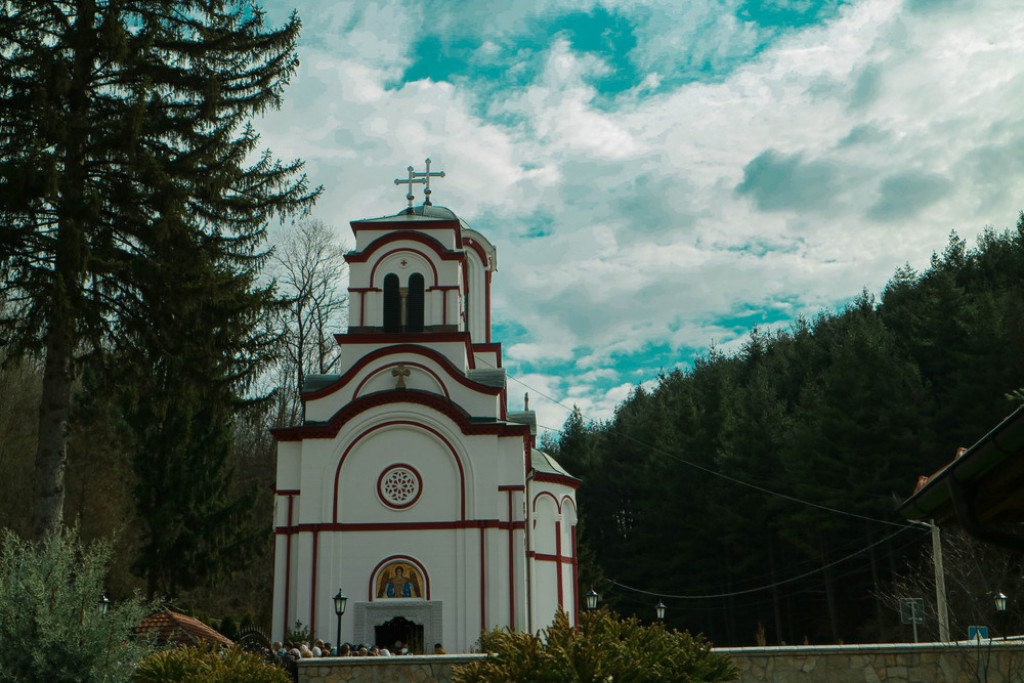 Ćerka NIJE mogla da govori, a posle odlaska u manastir se SVE promenilo: Majka Dijana sanjala je TUMANE i muški glas, odmah su se uputili ka svetinji