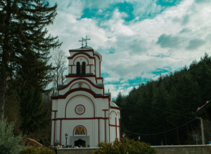 Ćerka NIJE mogla da govori, a posle odlaska u manastir se SVE promenilo: Majka Dijana sanjala je TUMANE i muški glas, odmah su se uputili ka svetinji
