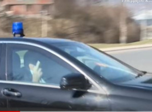 DODIK ŠOKIRAO BURNOM REAKCIJOM NAKON SASLUŠANJA: Iz automobila pokazao srednji prst novinarima (FOTO)