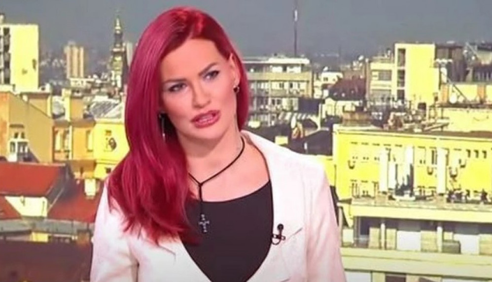 NEDELJNO "POJEDEMO" KREDITNU KARTICU Kad čujete šta doktorka Stanišić kaže koliko plastike zavši u crevima, pićete samo vodu sa česme