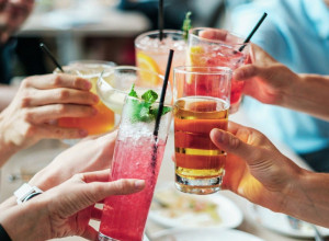 Primetila je da joj je muškarac sipao nešto u piće: Zamenila je čaše i posle par minuta shvatila je šta je želeo da joj uradi