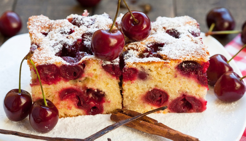 Pravi BAKIN RECEPT za kolač sa višnjama: Ljubav na prvi miris i zalogaj