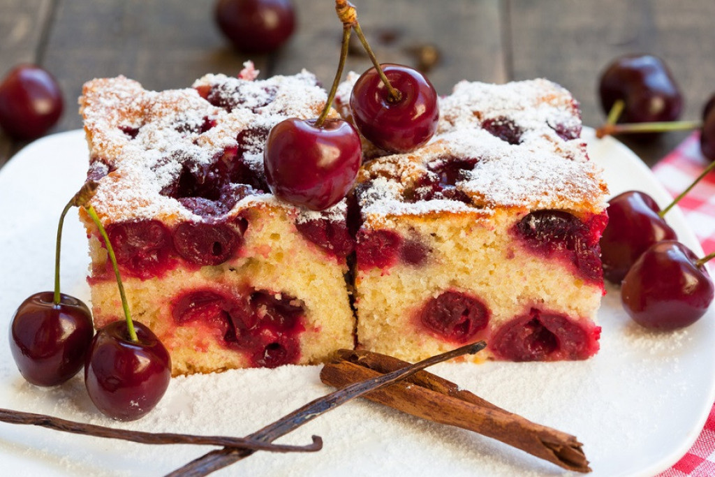 Pravi BAKIN RECEPT za kolač sa višnjama: Ljubav na prvi miris i zalogaj